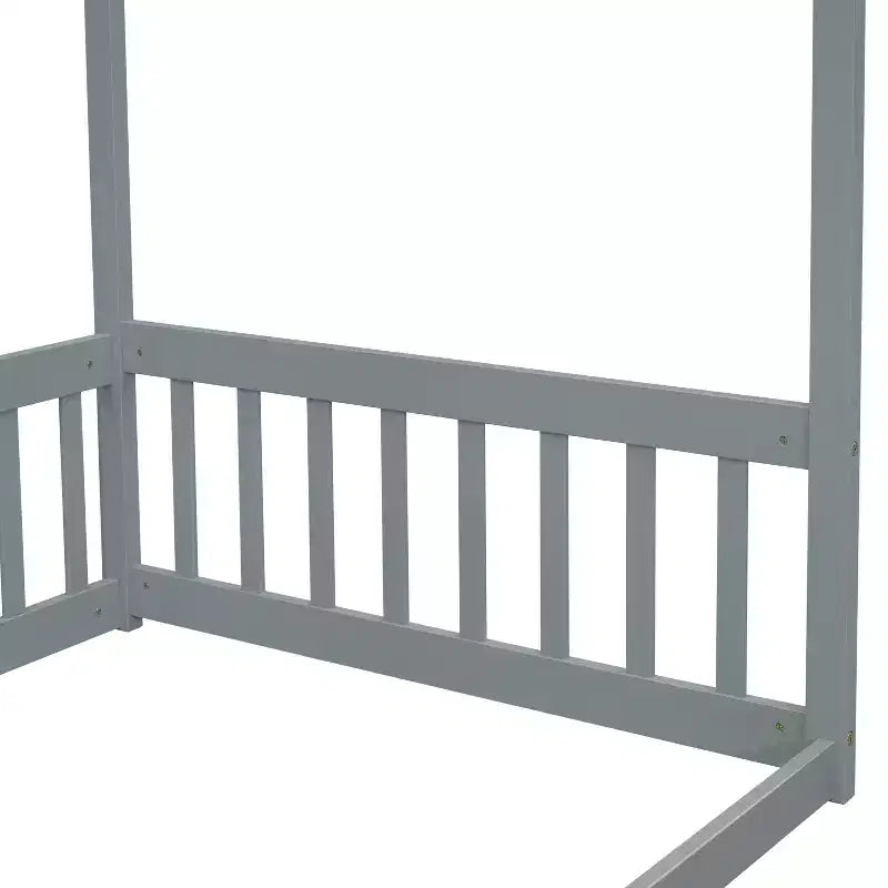 Lit cabane Montessori au sol minimaliste avec barrières et rambardes
