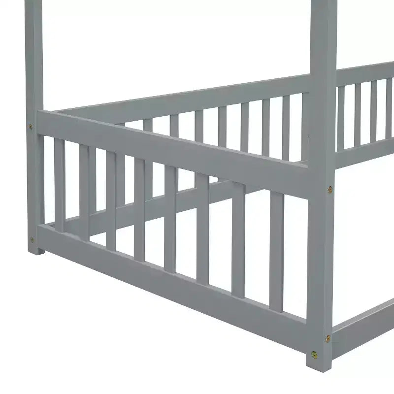 Lit cabane Montessori au sol minimaliste avec barrières et rambardes