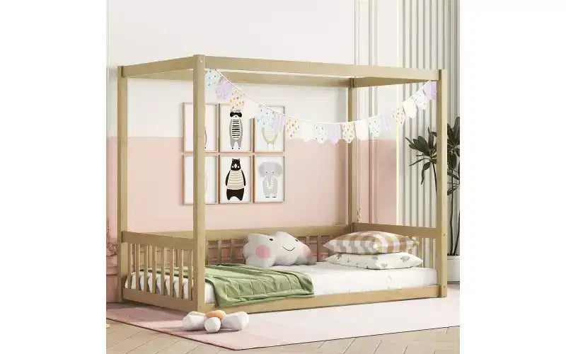 Lit cabane Montessori au sol minimaliste avec barrières et rambardes