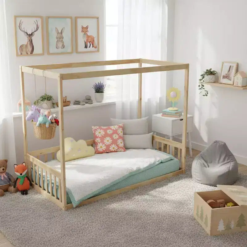 Lit cabane Montessori au sol minimaliste avec barrières et rambardes