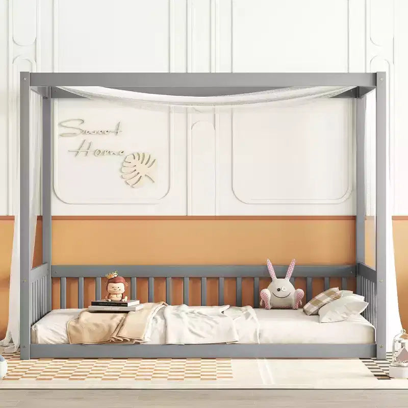 Lit cabane Montessori au sol minimaliste avec barrières et rambardes