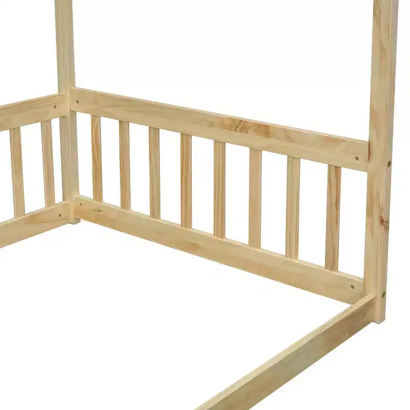 Lit cabane Montessori au sol minimaliste avec barrières et rambardes