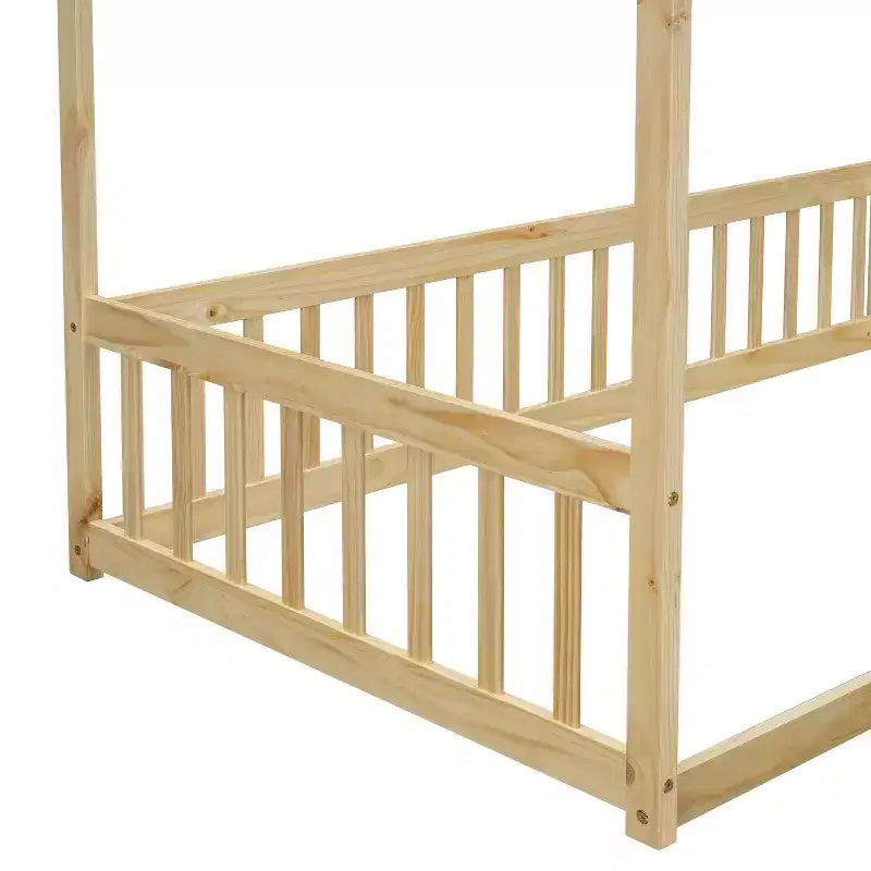 Lit cabane Montessori au sol minimaliste avec barrières et rambardes
