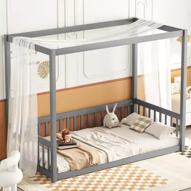 Lit cabane Montessori au sol minimaliste avec barrières et rambardes