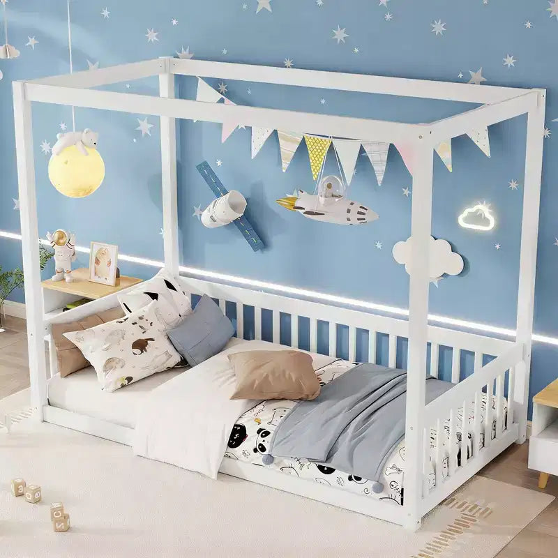 Lit cabane Montessori au sol minimaliste avec barrières et rambardes