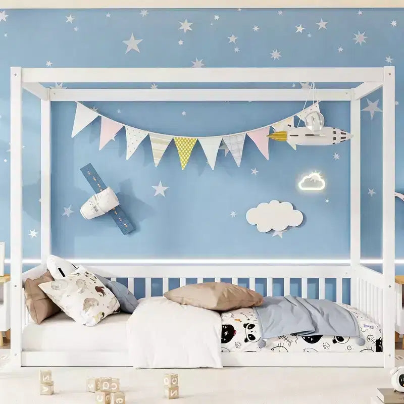 Lit cabane Montessori au sol minimaliste avec barrières et rambardes