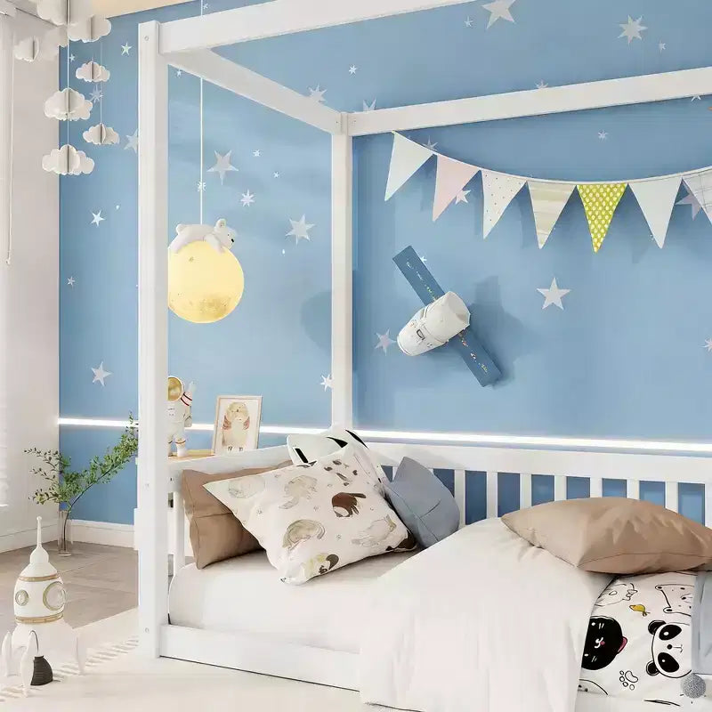 Lit cabane Montessori au sol minimaliste avec barrières et rambardes