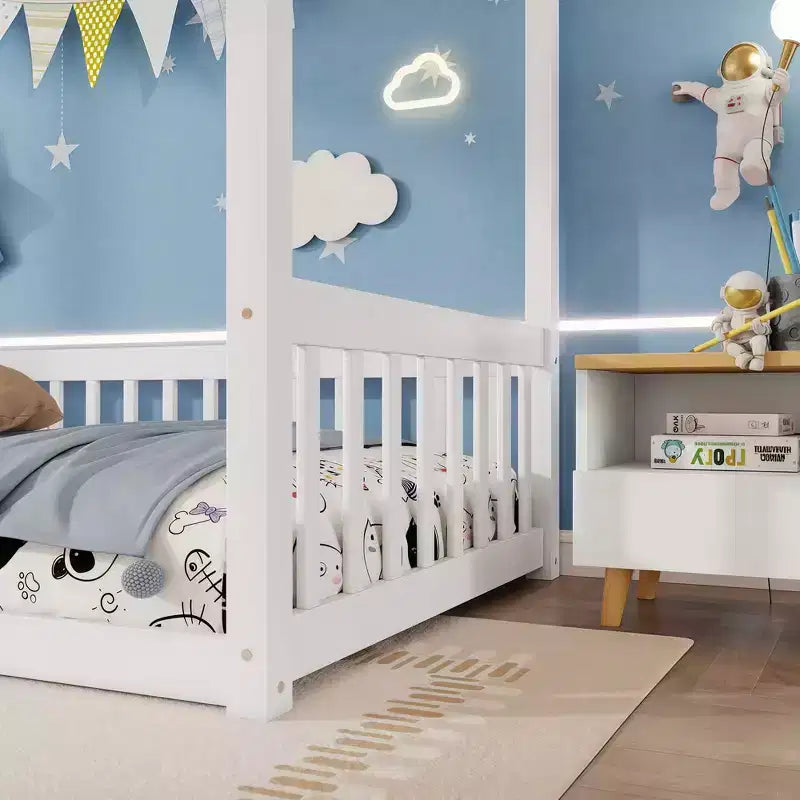 Lit cabane Montessori au sol minimaliste avec barrières et rambardes