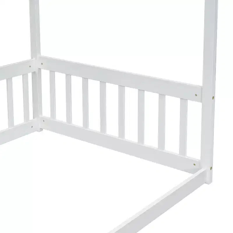 Lit cabane Montessori au sol minimaliste avec barrières et rambardes