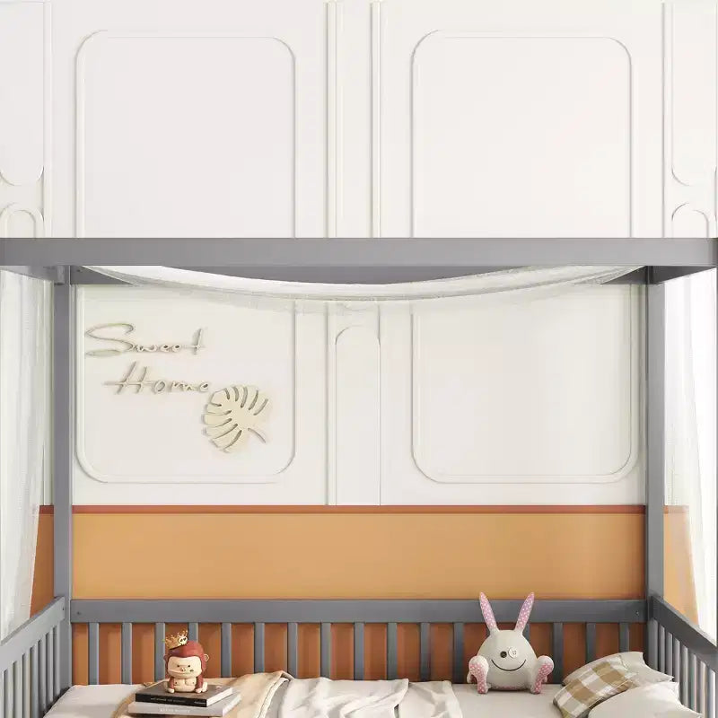 Lit cabane Montessori au sol minimaliste avec barrières et rambardes