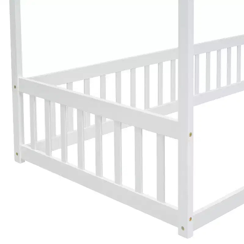 Lit cabane Montessori au sol minimaliste avec barrières et rambardes
