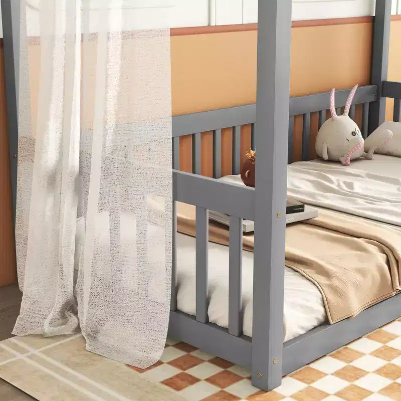 Lit cabane Montessori au sol minimaliste avec barrières et rambardes
