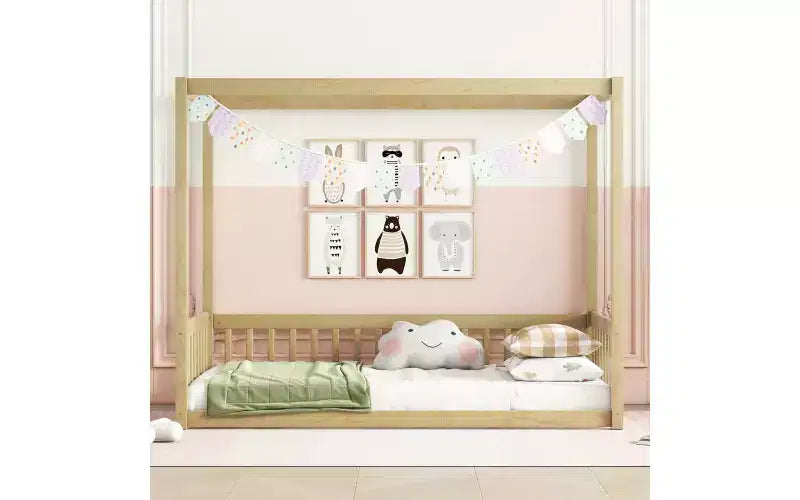 Lit cabane Montessori au sol minimaliste avec barrières et rambardes