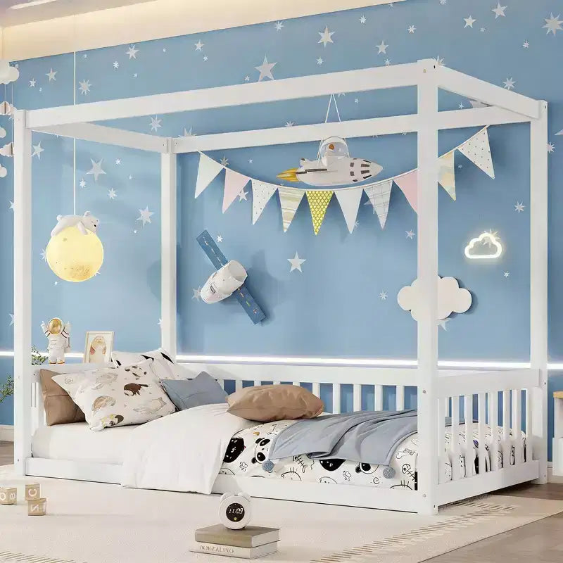 Lit cabane Montessori au sol minimaliste avec barrières et rambardes