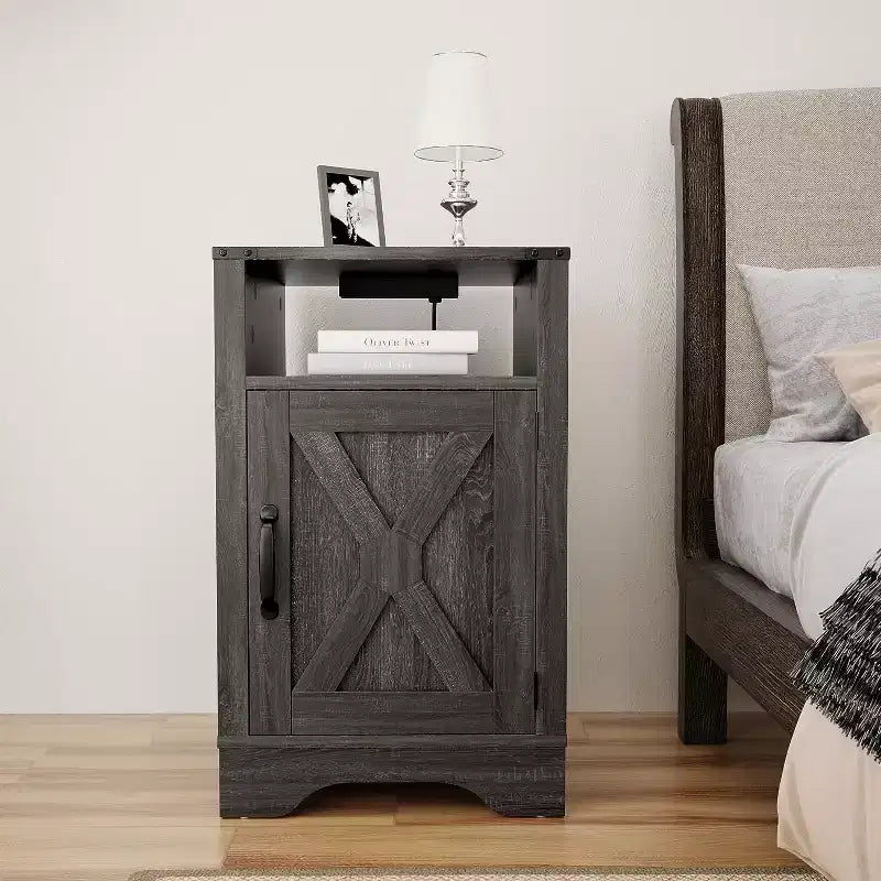 Table de chevet de ferme avec station de recharge, table de chevet haute avec design en X, table d'appoint rustique en bois