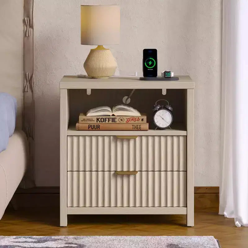 Table de chevet cannelée moderne avec station de charge, table de nuit de 50 cm, 2 tiroirs coulissants en bois, étagère ouverte, poignée en métal, pieds en bois, table d'appoint de chambre à coucher.