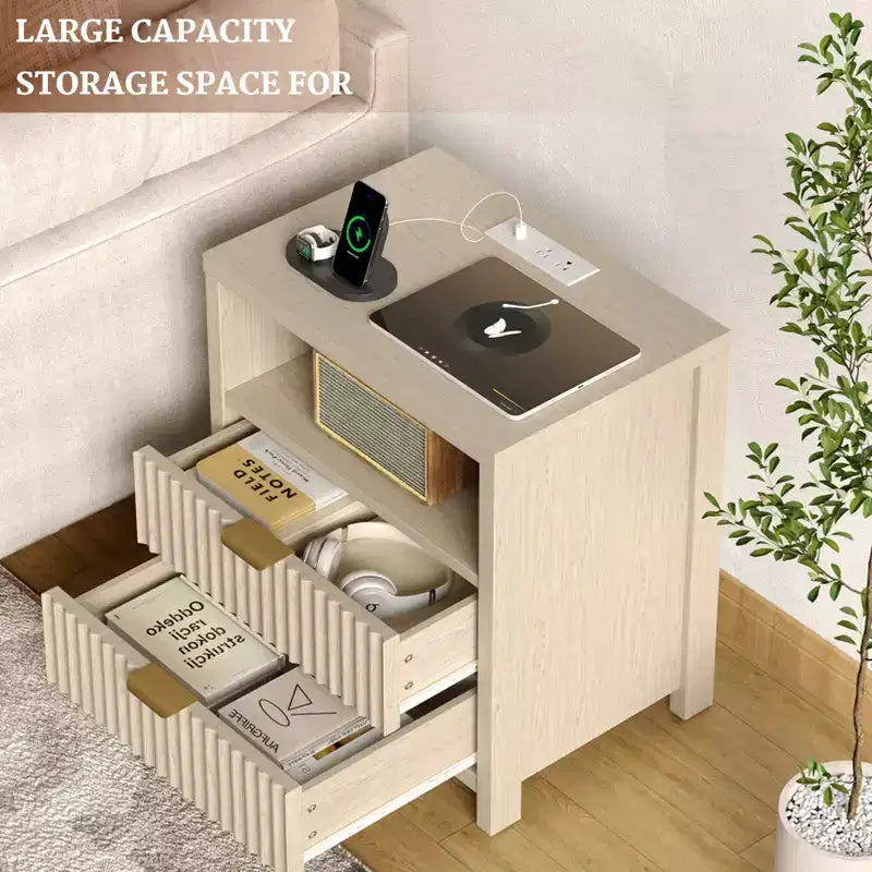 Table de chevet cannelée moderne avec station de charge, table de nuit de 50 cm, 2 tiroirs coulissants en bois, étagère ouverte, poignée en métal, pieds en bois, table d'appoint de chambre à coucher.