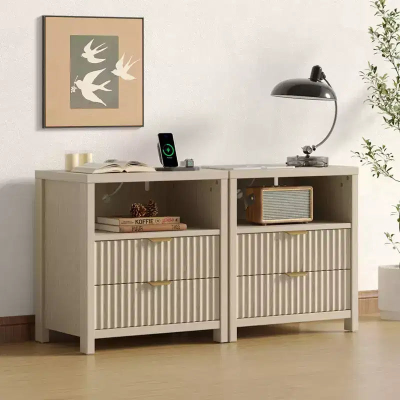Table de chevet cannelée moderne avec station de charge, table de nuit de 50 cm, 2 tiroirs coulissants en bois, étagère ouverte, poignée en métal, pieds en bois, table d'appoint de chambre à coucher.