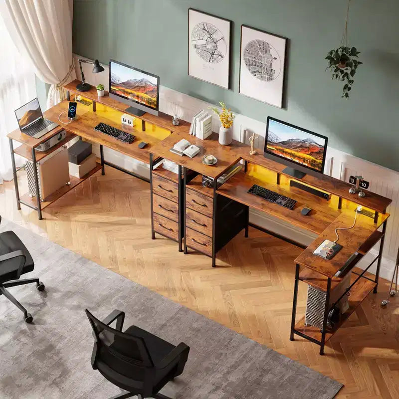 Bureau d'ordinateur d'angle en L marron de 55 pouces avec station de charge, bureau de jeu réversible, lumières LED, meuble de classement, support de moniteur, étagères de rangement, bureau à domicile